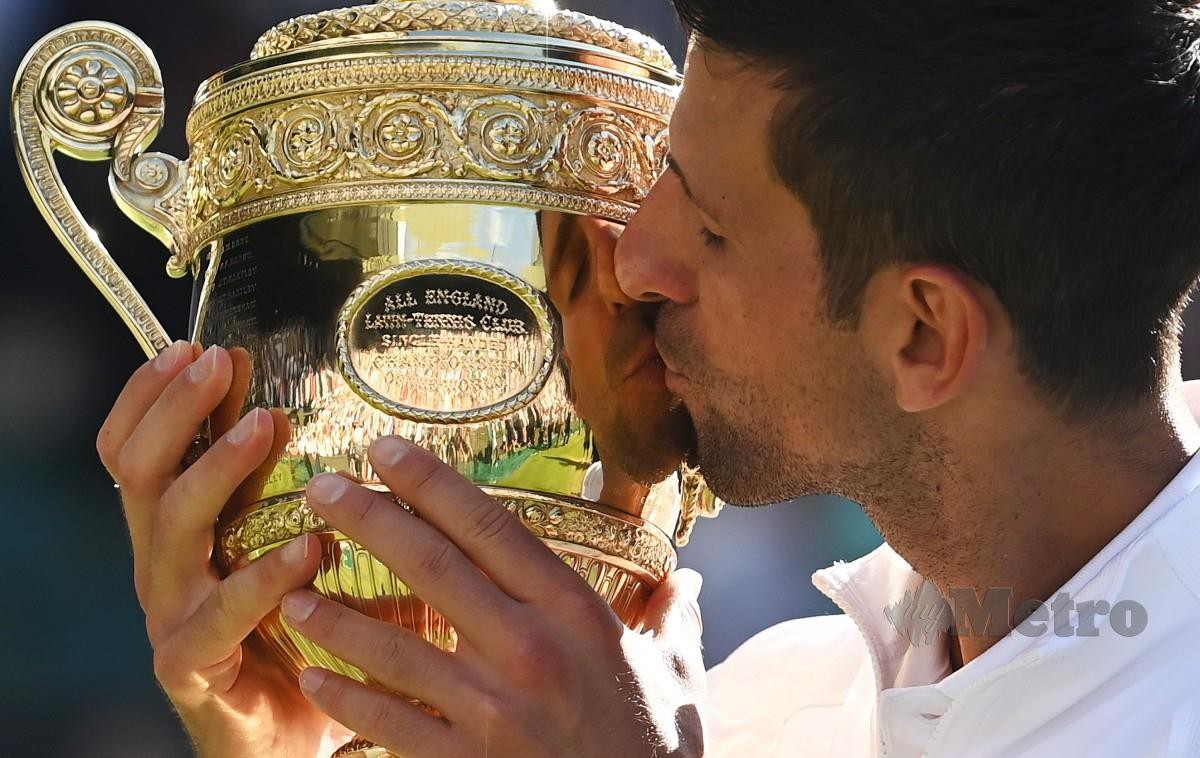 DJOKOVIC dinobatkan juara Wimbledon selepas menewaskan Kyrgios. -FOTO EPA