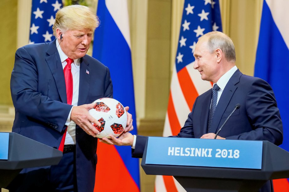 TRUMP menerima bola daripada Putin. Foto EPA