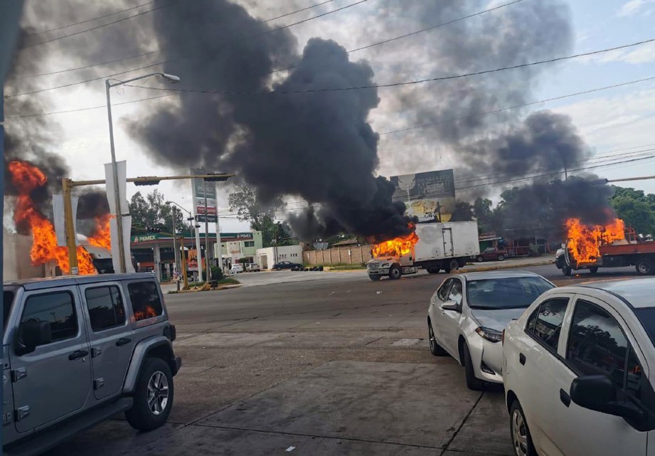 BEBERAPA kenderaan dibakar selepas pihak berkuasa menahan anak lelaki Raja dadah Joaquin ‘El Chapo’ Guzman. FOTO AFP