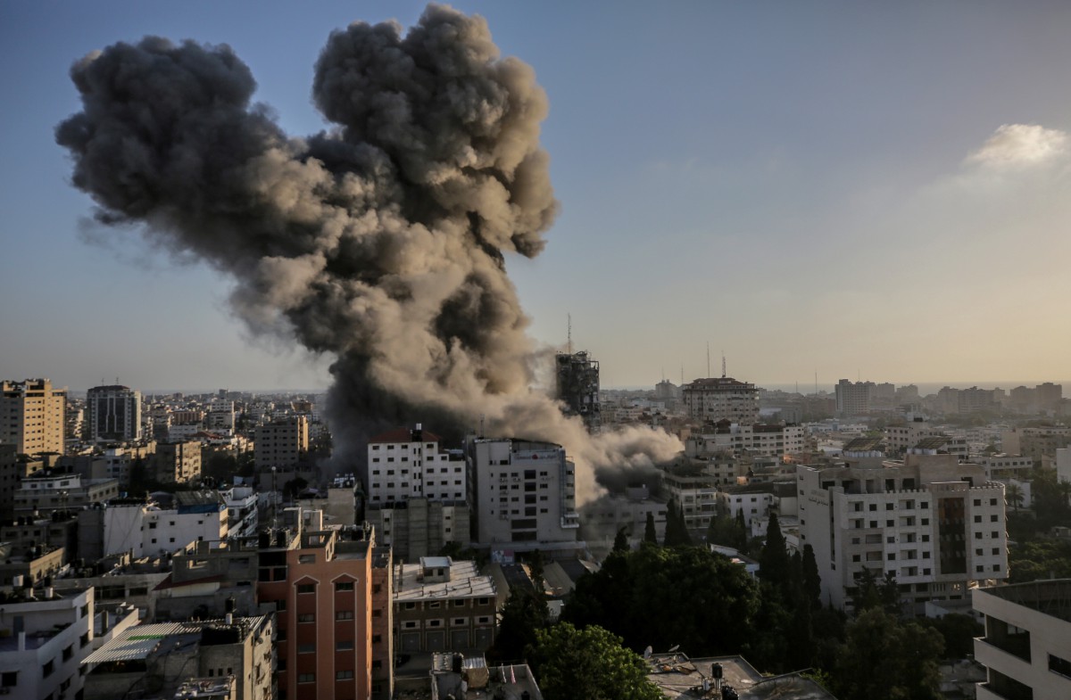 ASAP menjulang ke udara selepas tentera Israel menyerang menara Al-Shorouq di bandar Gaza, semalam. FOTO EPA.