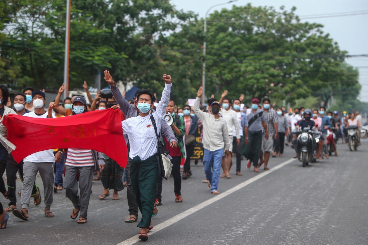 FOTO pada 3 April menunjukkan oranfg ramai menyertai demonstrasi di Mandalay, Myanmar. FOTO EPA 