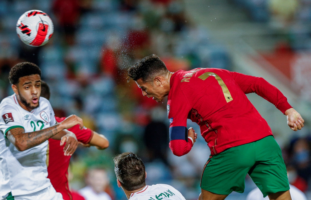 AKSI Ronaldo menjaringkan gol ketika menentang Ireland. 