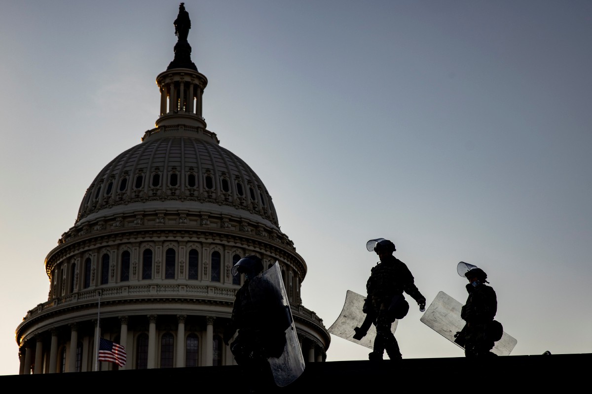 PENGAWAL Kebangsaan mengawal ketat bangunan Capitol menjelang upacara angkat sumpah presiden AS yang baharu. FOTO EPA