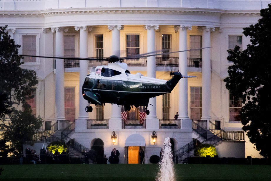HELIKOPTER Marine One yang membawa Trump mendarat di perkarangan Rumah Putih. FOTO EPA 