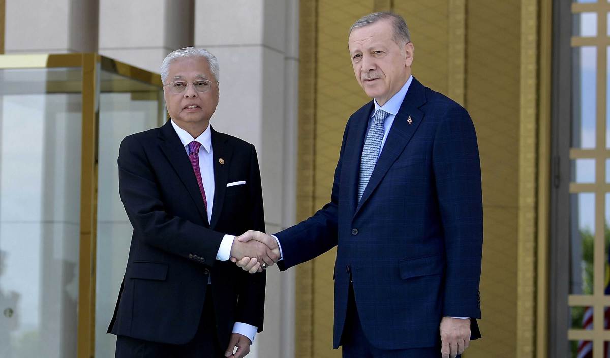 ISMAIL Sabri (kiri) disambut Recep Tayyip Erdogan di Istana Presiden. FOTO BERNAMA 
