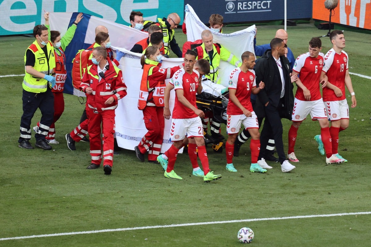 Pemain Denmark mengiringi pasukan perubatan yang membawa Christian Eriksen untuk mendapatkan rawatan lanjut pada aksi Euro 2020 pada 12 Jun lalu. FOTO Agensi