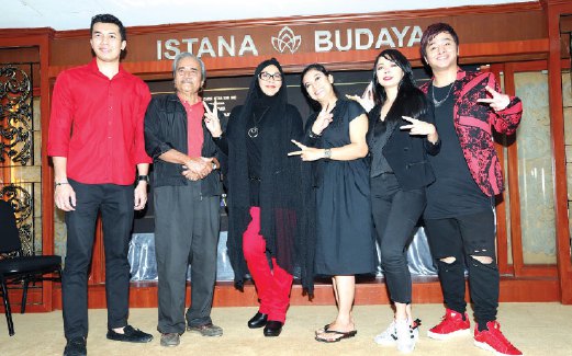 ERMA bersama pelakon teater Mak Cun (dari kiri) Ungku Ismail, Rahim, Balkisyh, Nora dan Dafi.