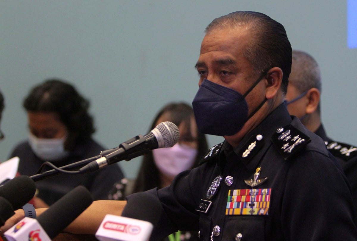 Razarudin (kanan) bercakap pada sidang media mengenai penahanan tujuh suspek yang terlibat sindiket edar dan seludup dadah bernilai RM4.2 juta di Ibu Pejabat Polis Kontinjen Johor hari ini. FOTO BERNAMA