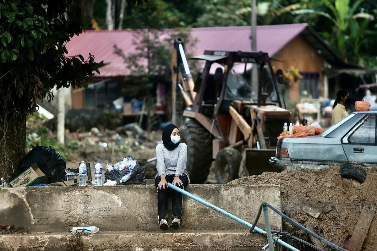 Penduduk melihat rumahnya musnah dilanda banjir di Kampung Sungai Lui, Batu 18, Hulu Langat. FOTO AZHAR RAMLI