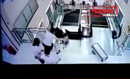 PETIKAN video menunjukkan Xiang menyelamatkan anaknya sebelum ‘ditelan’ mesin eskalator. FOTO Mirror UK