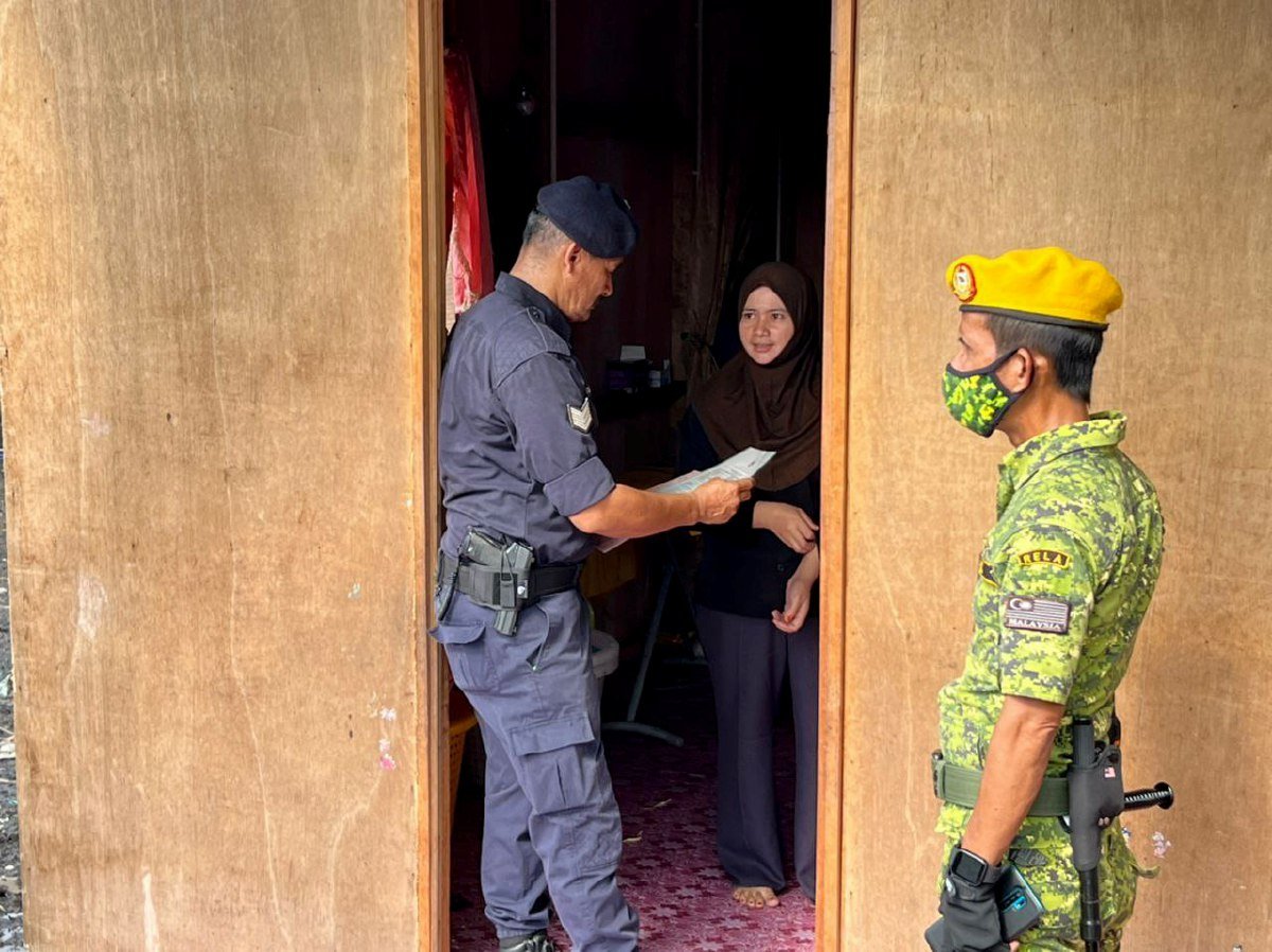 PASUKAN keselamatan memeriksa premis dan rumah dalam Operasi Bersepadu di Lahad Datu. FOTO Ihsan ESSCOM.