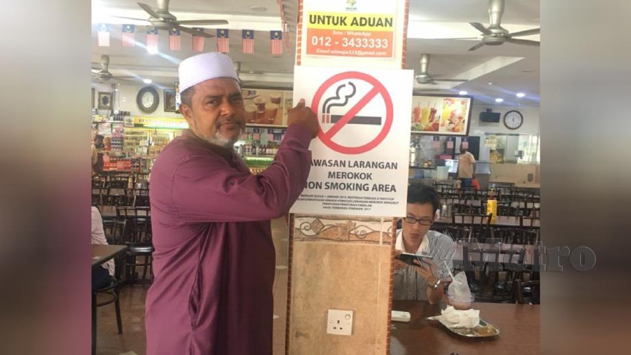 Jawahar Ali menunjukkan nombor aduan di restorannya di Wangsa Maju, Kuala Lumpur. Foto Yusmizal Dolah Aling