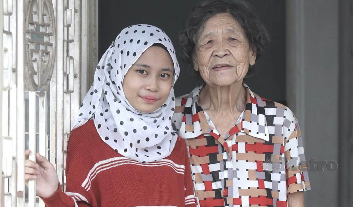 ROHANA (kiri) dan ibu angkat Chee Hou Lan. FOTO Amirudin Sahib