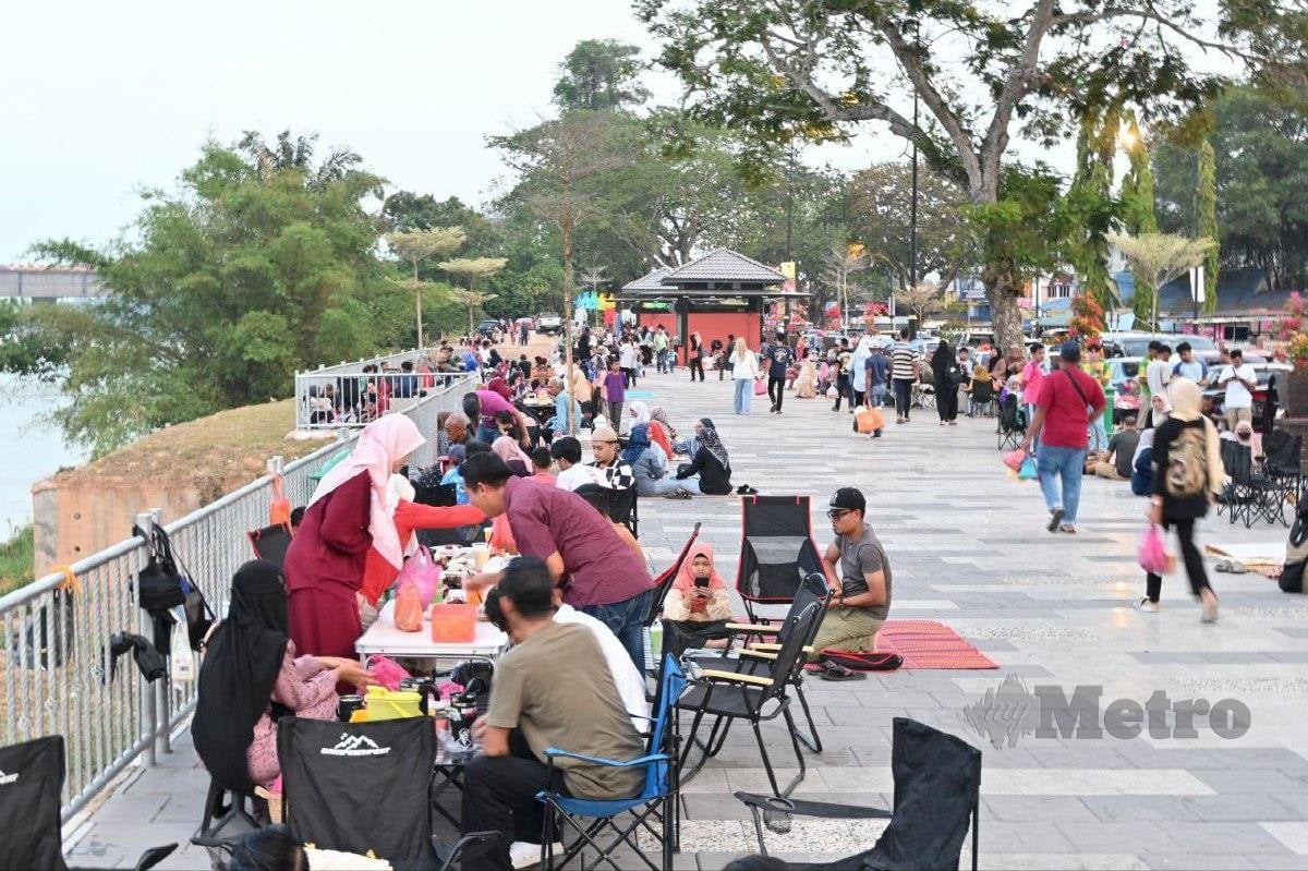 KAWASAN Esplanade 1 dan Esplanade 2 di sepanjang tebing Sungai Pahang di sini,  sesak dengan orang ramai setiap petang untuk berbuka puasa.  FOTO Roselan Ab Malek