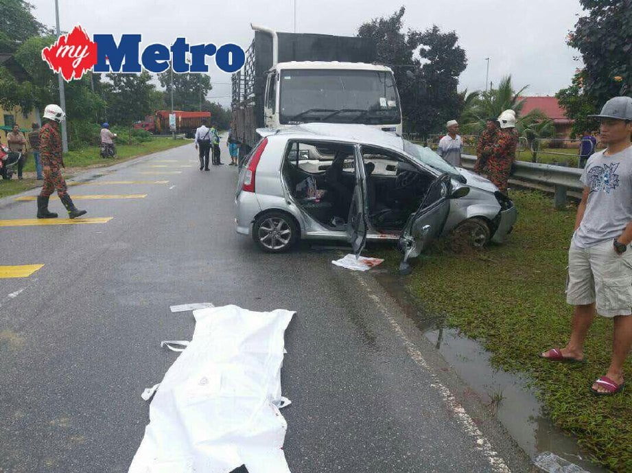 Ngaesah meninggal dunia, suaminya parah selepas Perodua Viva dinaiki dilanggar sebelum diseret lori tanpa muatan di persimpangan Jalan Bindu-Parit Haji Salleh di Batu Pahat, 10.36 pagi hari ini. FOTO Essa Abu Yamin