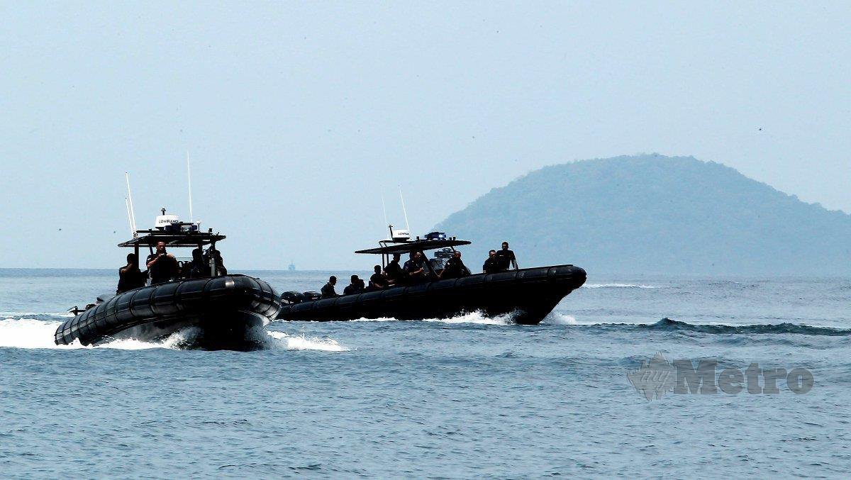 DUA bot berkuasa tinggi milik Polis Diraja Malaysia (PDRM) berada di perairan Sabah bagi memastikan keselamatan pulau peranginan sekitar ESSZONE, Lahad Datu dan Semporna, Sabah.  FOTO arkib NSTP