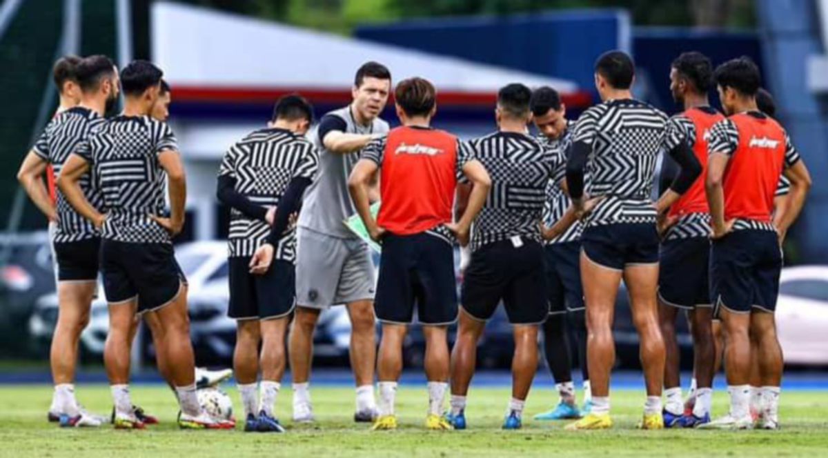 SOLARI (lima dari kiri) sedang memberi arahan kepada pemainnya sebelum memulakan latihan menjelang aksi  final Piala FA menentang KL City FC. -FOTO Johor Southern Tigers.