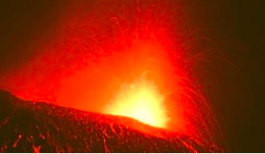 GUNUNG Etna yang terletak di Sicily, Itali meletus semalam dengan melimpahkan lahar dan letupan. FOTO Agensi