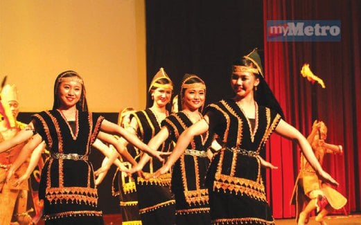 MANIS penari tarian etnik mengenakan pakaian tradisional kaum tertentu.