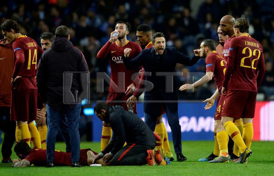PERLAWANAN terakhir Di Francesco (tengah) bersama Roma menentang Porto, awal pagi semalam. — FOTO AFP