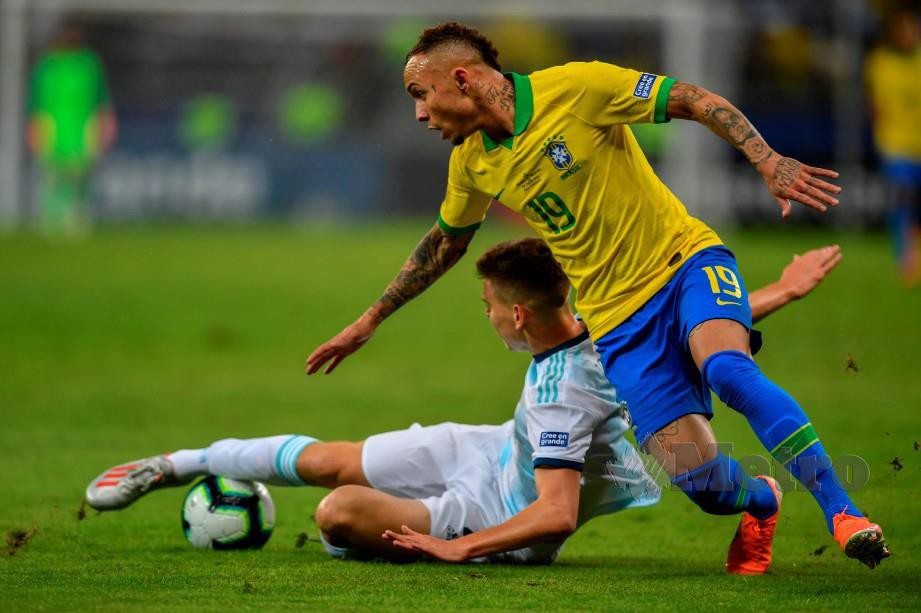 EVERTON (kanan) bersaing dengan pemain Argentina, Juan Foyth pada separuh akhir Copa America di Belo Horizonte, awal pagi kelmarin. — FOTO AFP