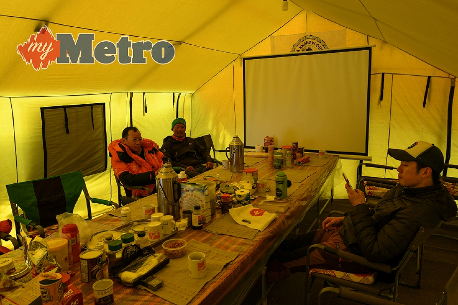 PENDAKI menikmati makanan panas dan kemudahan moden di kem pangkalan Everest. -Foto AFP