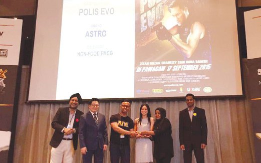 WAKIL Astro Shaw, Mohd Faizal Fauzi (tiga dari kiri) menerima anugerah di Appies Malaysia.
