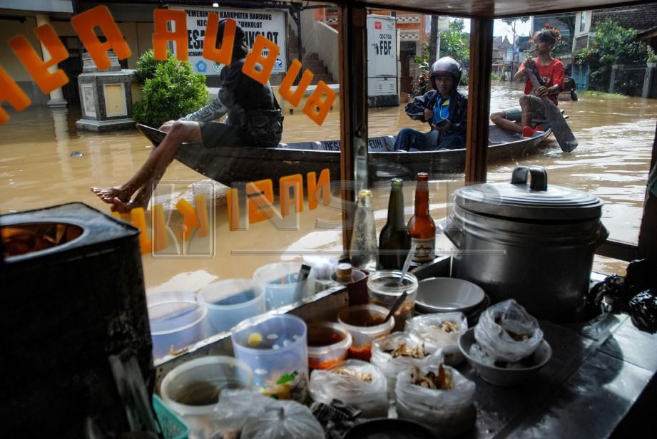 KEADAAN banjir yang melanda Bandung selepas air sungai Citarum melimpah. -Foto AFP