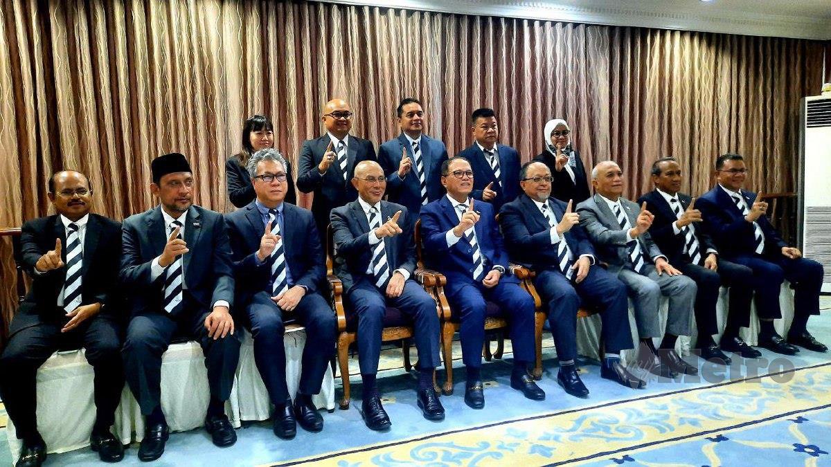 WAN Rosdy (duduk, tengah) bergambar bersama 10 Exco) Pahang. FOTO Asrol Awang