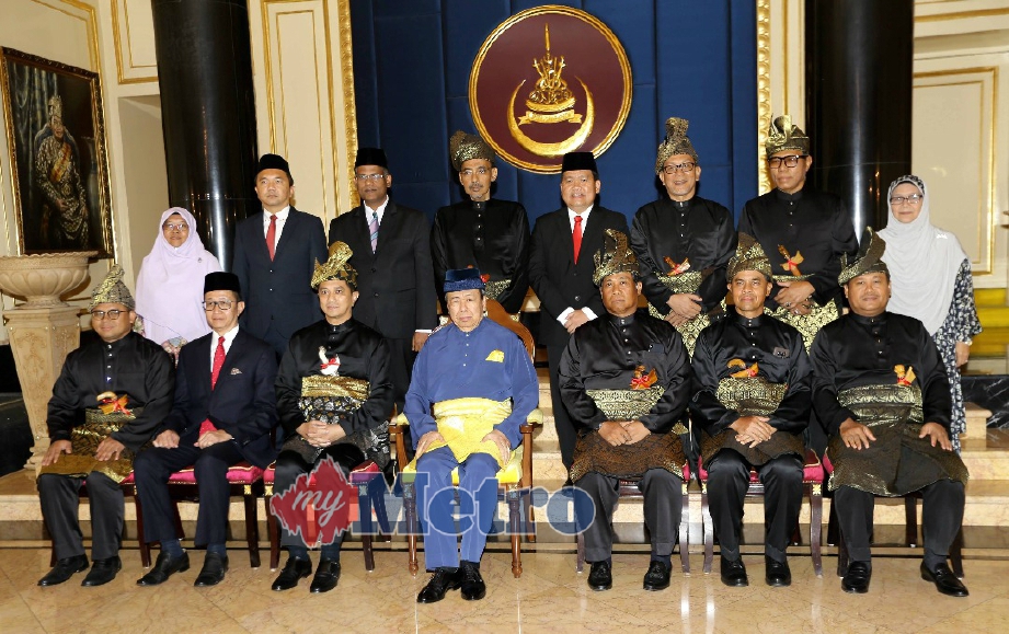 Sultan Sharafuddin berkenan bergambar bersama barisan Exco Kerajaan Negeri Selangor selepas Majlis Istiadat Angkat Sumpah Jawatan Dan Ikrar Aku Janji Serta Pengurniaan Surat Cara Pelantikan. FOTO Roslin Mat Tahir