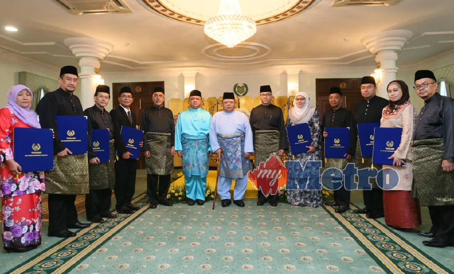 Tuanku Syed Sirajuddin (tujuh dari kanan) bersama Tuanku Syed Faizuddin (lapan dari kanan) bergambar dengan barisan EXCO Kerajaan Negeri Perlis yang baharu dilantik. FOTO Amran Hamid