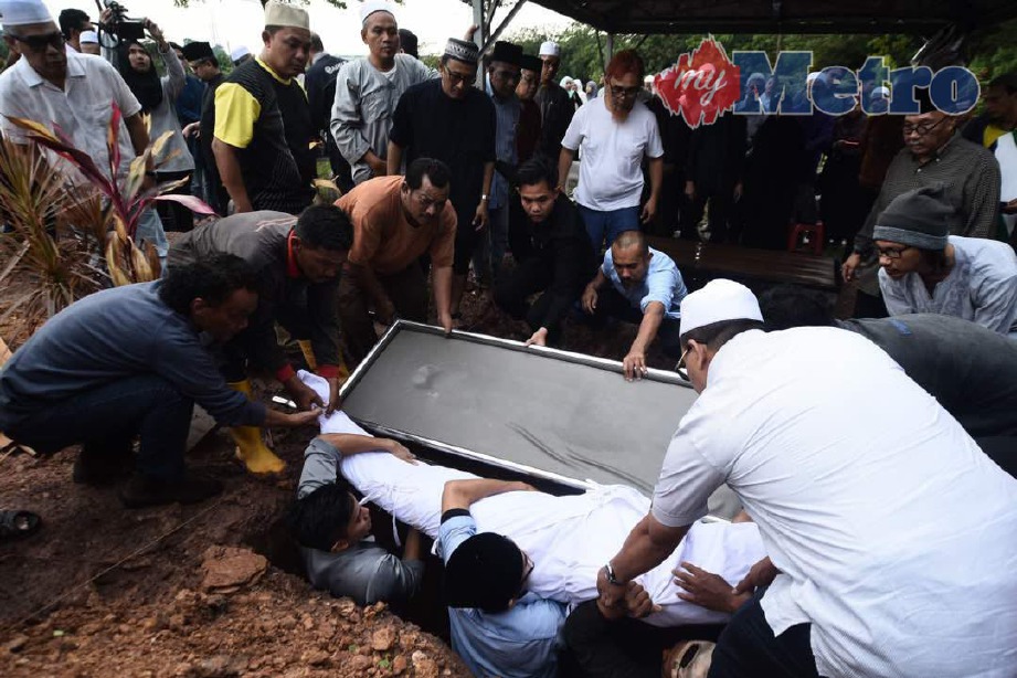 Allahyarham  Azmil selamat dikebumikan di Tanah Perkuburan Islam Seksyen 21, Shah Alam. FOTO MUHAMMAD SULAIMAN