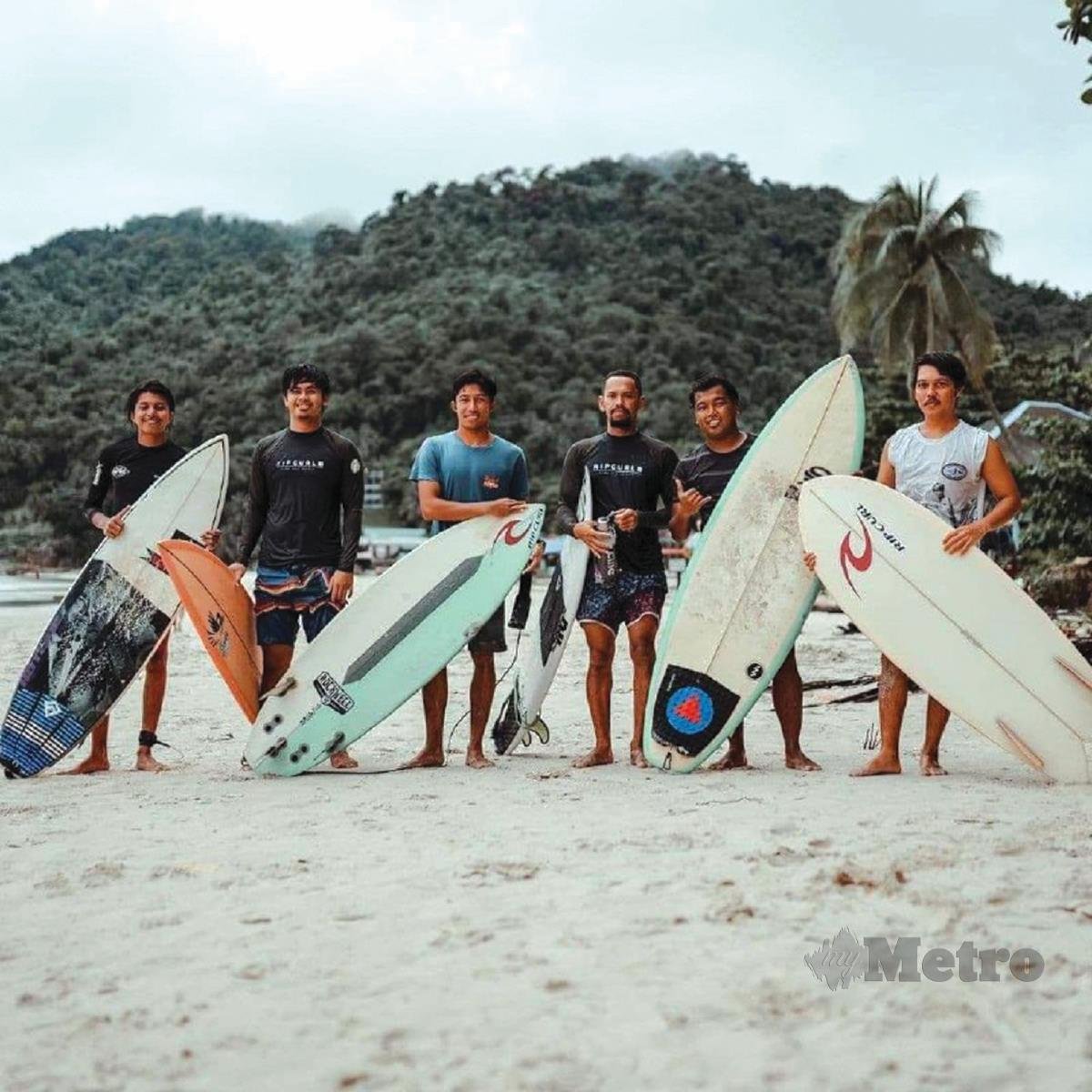 ANTARA penggemar sukan luncur ombak yang menyertai Surf Perhentian 2021.