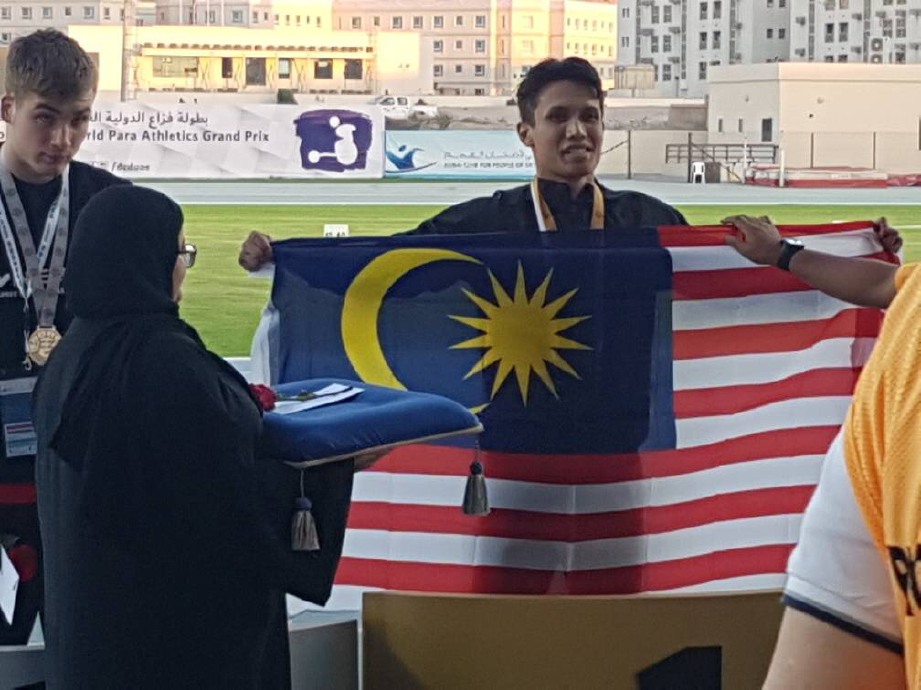 ATLET para negara, Nasharuddin Mohd menggondol pingat emas di Grand Prix Olahraga Para Dunia Dubai. - Foto IHSAN JURULATIH