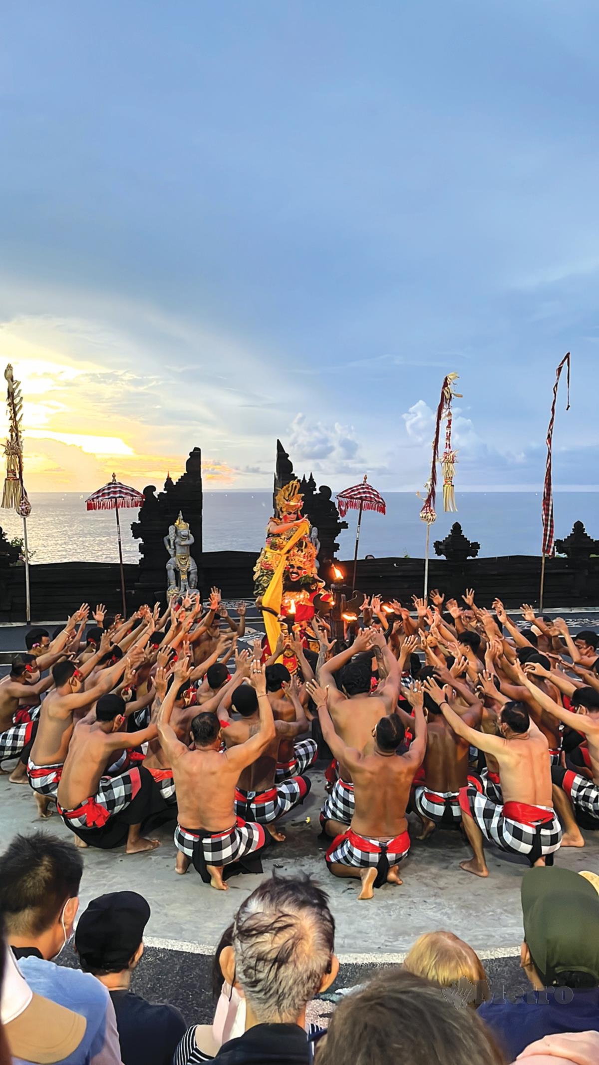 MENONTON persembahan Tarian Kecak di Uluwatu Temple ketika matahari terbenam.