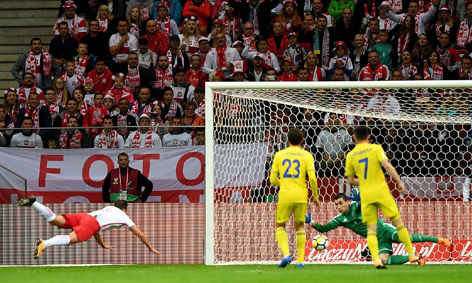 Milik (kiri) jaring gol pertama Poland ketika menentang Kazakhstan. -Foto AFP