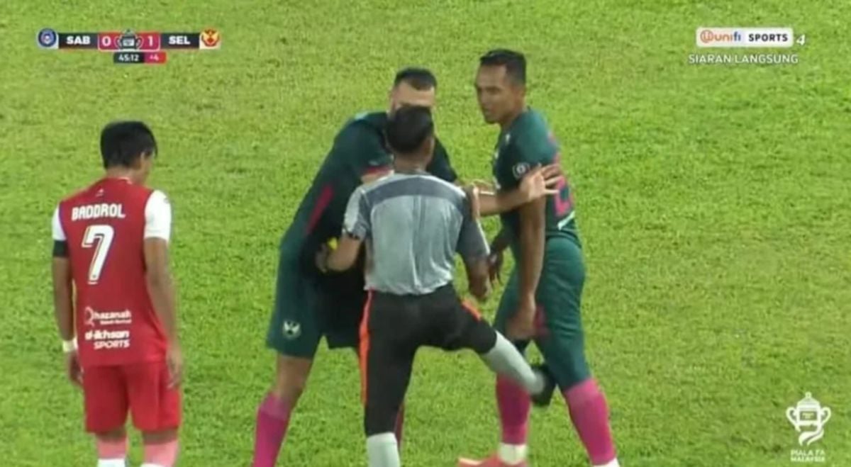 INSIDEN  pengadil  menyepak Fazly pada aksi Piala FA antara Sabah dan Selangor di Stadium Likas.