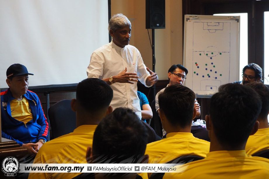 BEKAS pengendali Harimau Malaya, Datuk K Rajagobal ketika hadir memberi kata-kata semangat di FAM. FOTO FAM