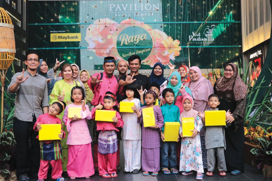 FAIZAL meluangkan masa bersama kanak-kanak istimewa di Pavilion Kuala Lumpur 