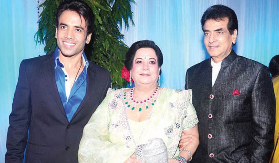 TUSSHAR bersama ibu bapanya, Shoba Kapoor dan Jitendra.