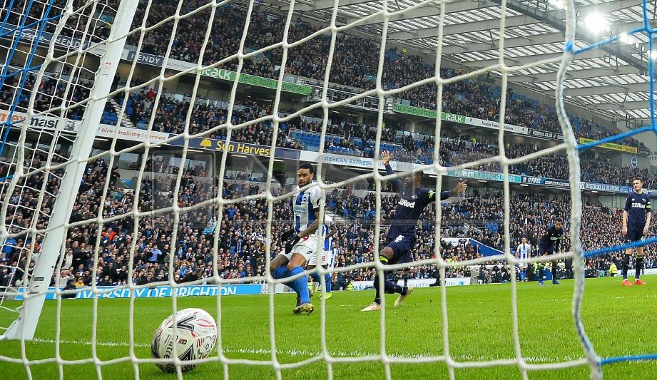 LOCADIA (kiri) menjaringkan gol kedua pasukannya pada pusingan kelima Piala FA Inggeris menentang Derby di Brighton, malam ini. - FOTO AFP