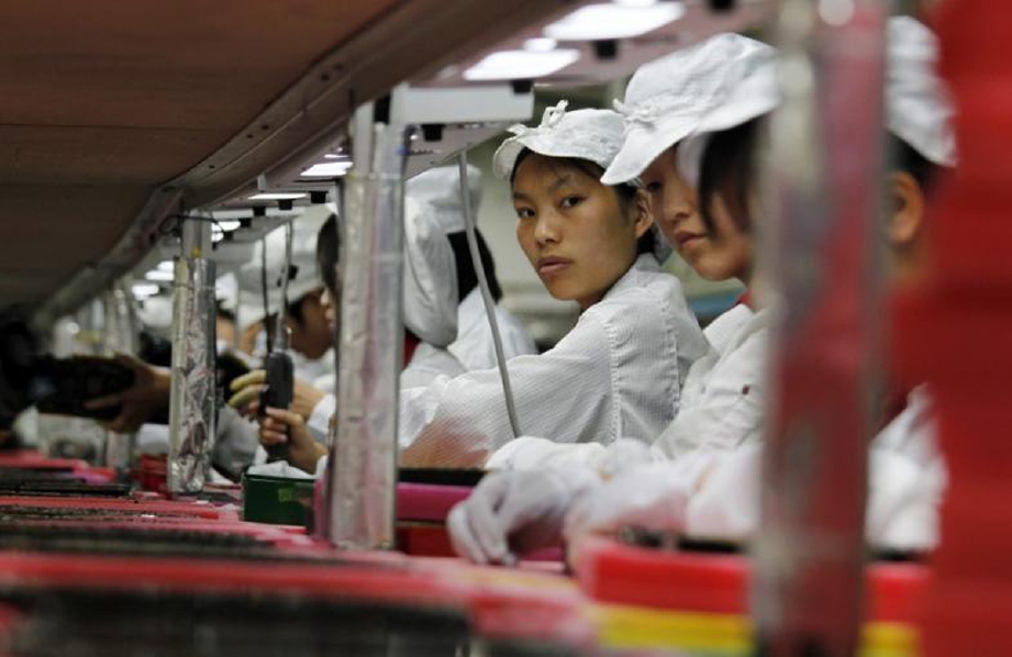 Permintaan merosot serta pengecilan tenaga kerja antara sebab pemberhentian pekerja dilaksanakan. - Foto Fail/ Reuters