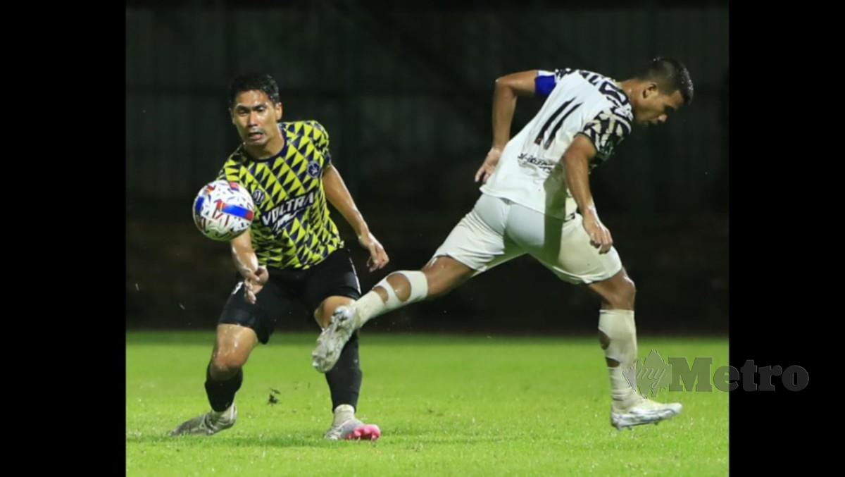KAPTEN Sri Pahang, Fadhli Shas (kiri) berebut bola dengan kapten TFC, Safawi Rasid pada perlawanan pramusim di Stadium MPT, 28 April lalu. FOTO SRI PAHANG
