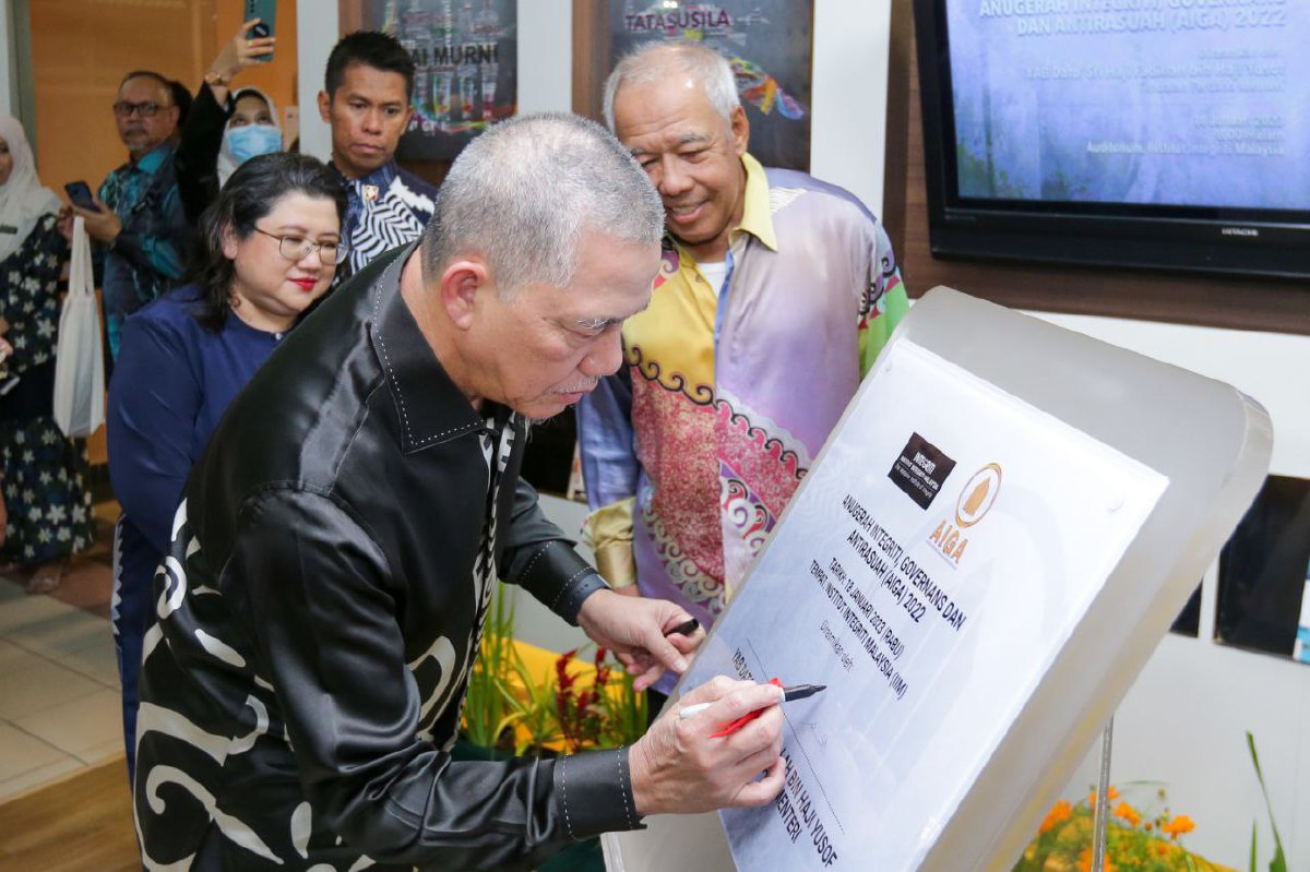 FADILLAH menandatangani plak perasmian pada majlis penyampaian Anugerah Intergriti Governans dan Anti Rasuah (AIGA) 2022  di Institut Integriti Malaysia. FOTO Asyraf Hamzah.