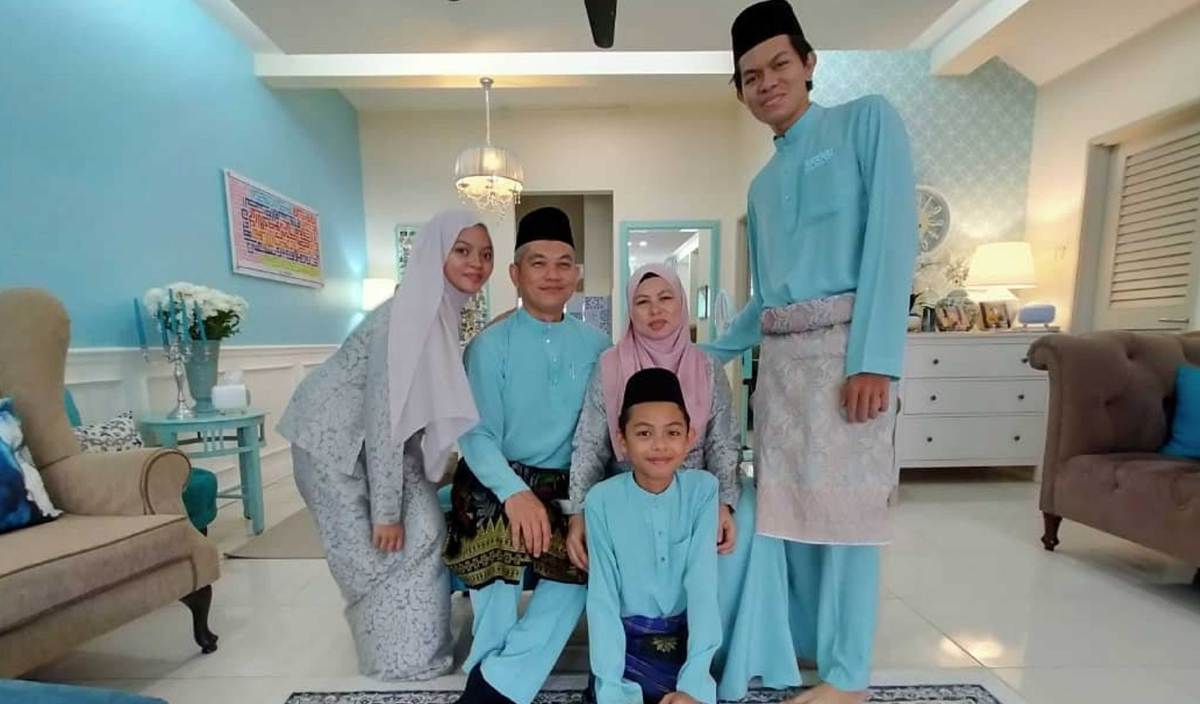 MOHD Fadly  bersama keluarga menzahirkan rasa sedih kerana tidak dapat menyambut Ramadan di kampung halaman.
