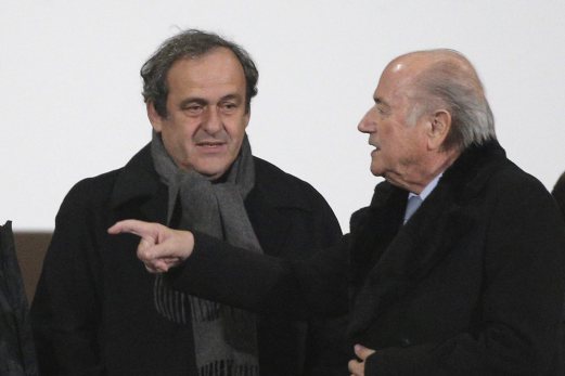 Platini (kiri) dan Blatter kena gantung 90 hari selepas dinamakan dalam kes rasuah Switzerland. - Foto AP 