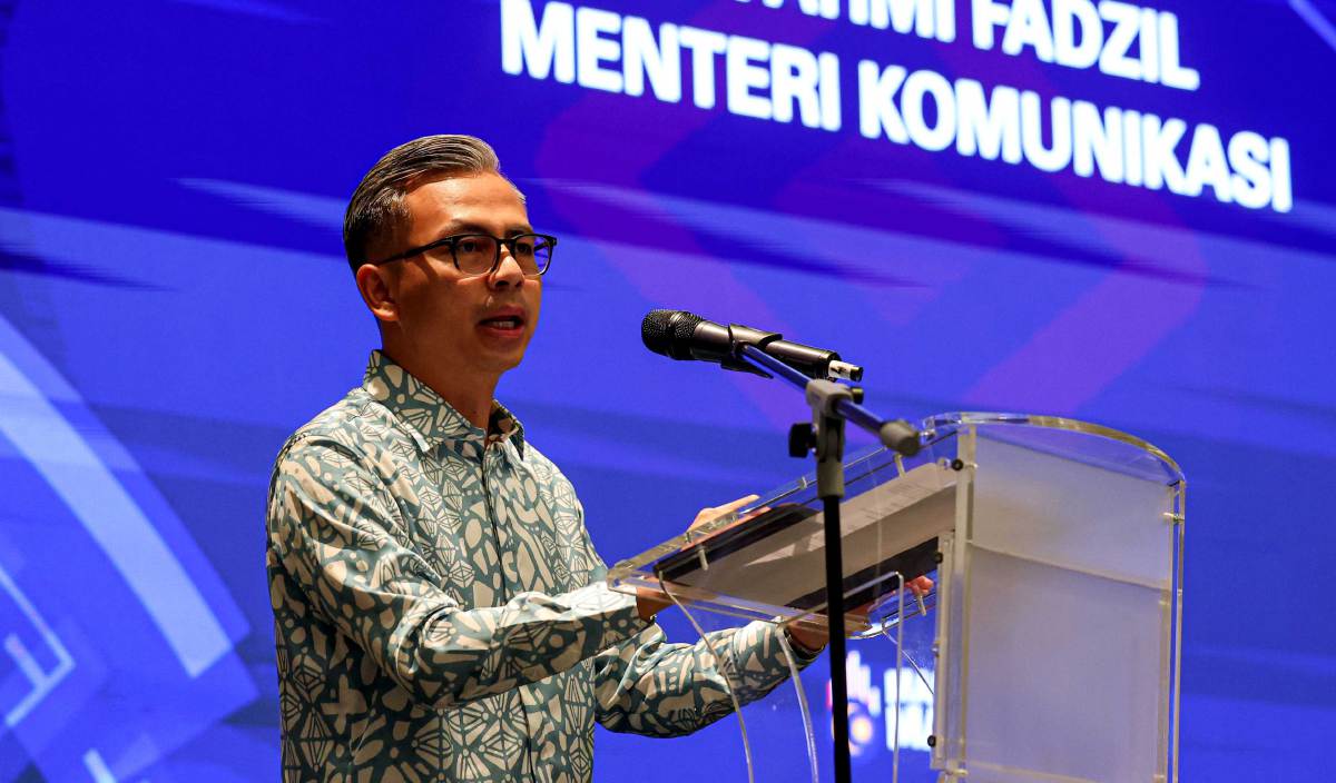  FAHMI menyampaikan ucapan pada Majlis Pertukaran Memorandum Persefahaman (MoU) antara Suruhanjaya Komunikasi dan Multimedia Malaysia (MCMC) dengan Lembaga Pembangunan Pelaburan Malaysia (MIDA). FOTO BERNAMA