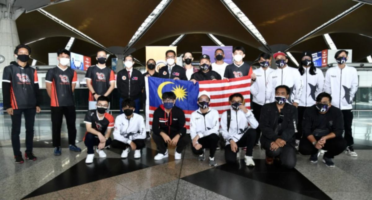 AHMAD Faizal  mengiringi peserta  Kejuaraan Dunia Mobile Legend M3 berlepas ke Singapura. FOTO KBS