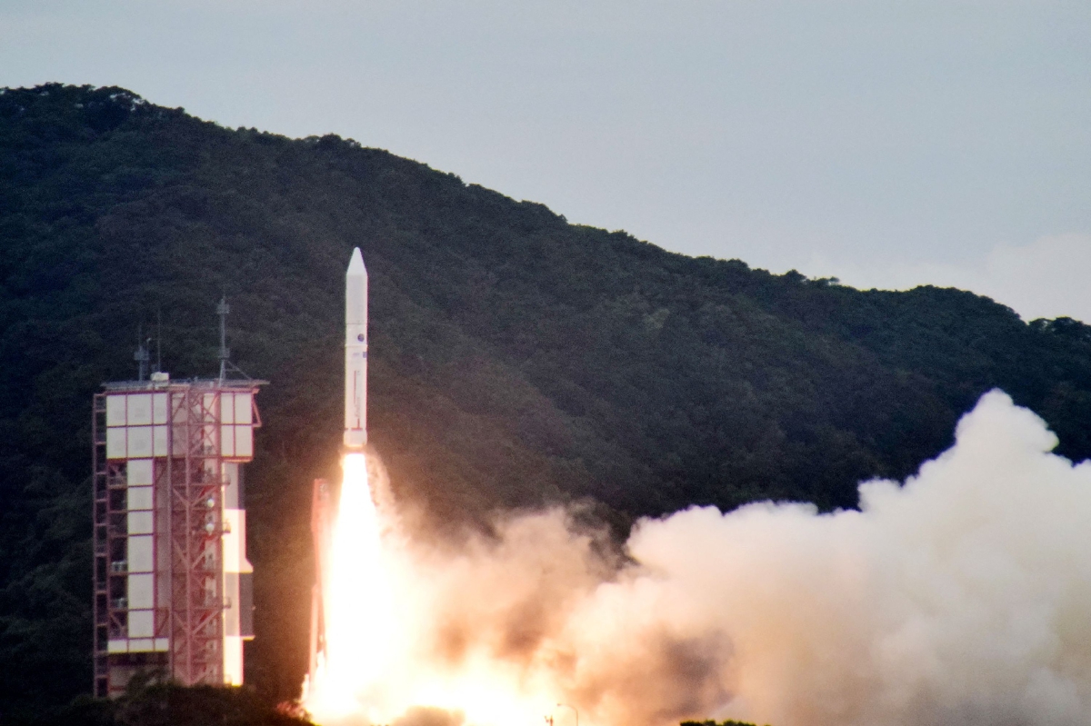 PELANCARAN roket Epsilon-6 dari Pusat Angkasa Uchinoura di wilayah selatan Jepun, Kagoshima. FOTO Jiji Press/ AFP/ Japan Out 