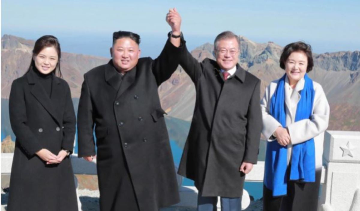 FOTO fail 2018 menunjukkan Jae-in (dua dari kanan) dan Jong-un (dua dari kiri) bersama pasangan masing-masing bergambar pada pertemuan di Gunung Paektu, Korea Utara. FOTO Reuters